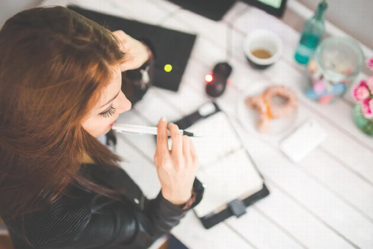 Manager examinant des documents sur un bureau