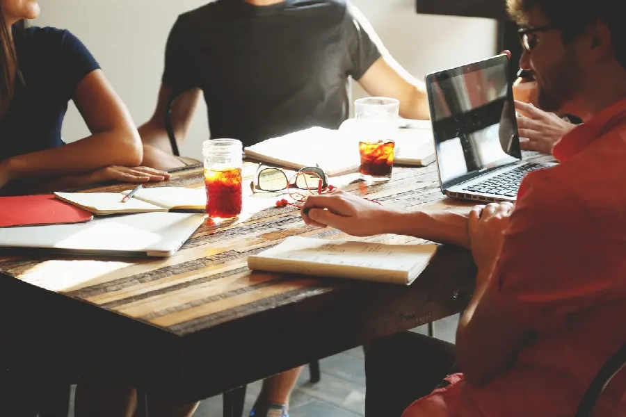 Réunion client autour d'une table au bureau