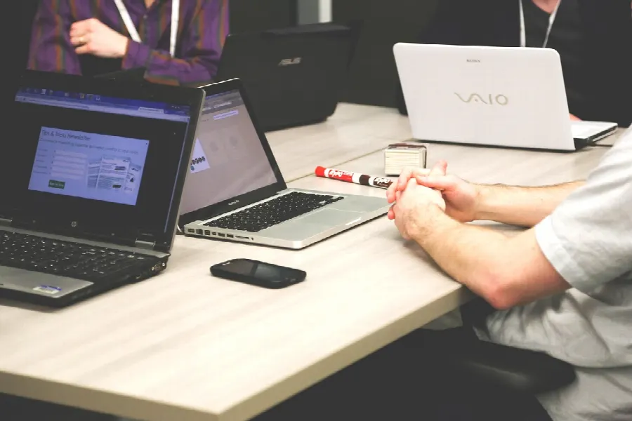 Réunion client autour d'une table au bureau