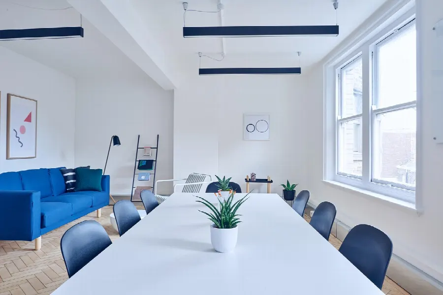 Atelier d'équipe dans une salle de réunion