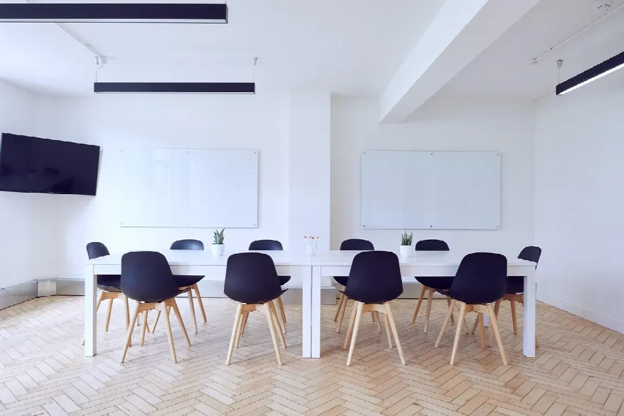 Atelier d'équipe dans une salle de réunion