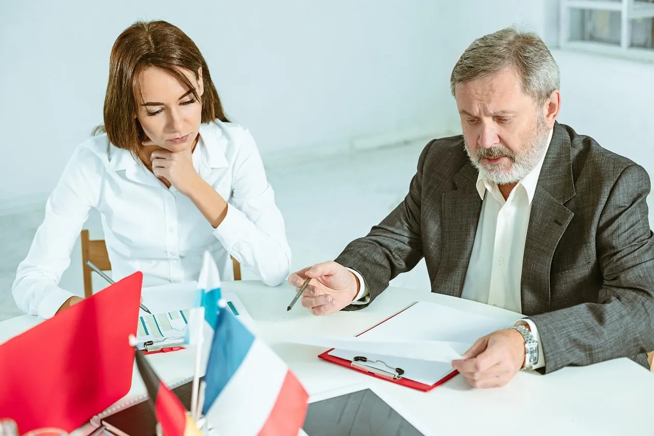 Consultants en réunion dans un bureau moderne